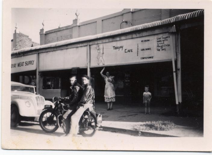 Nonja's mother and family outside their Toodyay cafe 